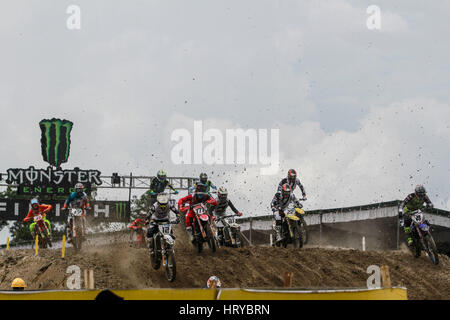 Pangkalpinang, Indonésie. Le 05 Mar, 2017. Les coureurs de motocross motocross MXGP concurrence pendant qu'il Grand Prix de l'Indonésie le 5 mars 2017 dans la ville de Pangkalpinang. La pluie torrentielle d'avance sur le Grand Prix de l'Indonésie ont obligé à annuler les MXGP Youthstream et MX2 sessions lors de la deuxième ronde de la FIM Motocross World Championship. Credit : Resha/Juhari Pacific Press/Alamy Live News Banque D'Images