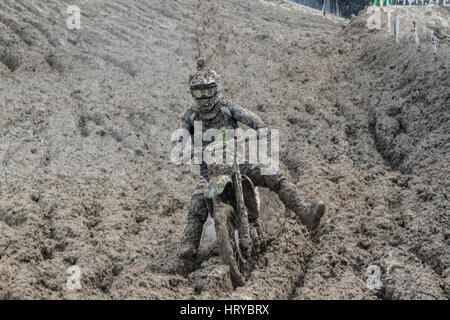 Pangkalpinang, Indonésie. Le 05 Mar, 2017. Couvert de boue Racer motocross MXGP au Grand Prix de l'Indonésie le 5 mars 2017 dans la ville de Pangkalpinang. La pluie torrentielle d'avance sur le Grand Prix de l'Indonésie ont obligé à annuler les MXGP Youthstream et MX2 sessions lors de la deuxième ronde de la FIM Motocross World Championship. Credit : Resha/Juhari Pacific Press/Alamy Live News Banque D'Images