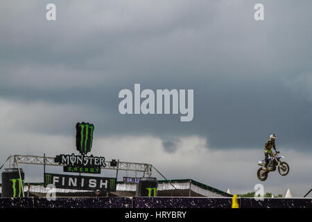 Pangkalpinang, Indonésie. Le 05 Mar, 2017. Britain's Shaun Simpson saute alors qu'il franchit la ligne d'arrivée et remporte le Grand Prix de motocross MXGP Indonésie le 5 mars 2017 dans la ville de Pangkalpinang. La pluie torrentielle d'avance sur le Grand Prix de l'Indonésie ont obligé à annuler les MXGP Youthstream et MX2 sessions lors de la deuxième ronde de la FIM Motocross World Championship. Credit : Resha/Juhari Pacific Press/Alamy Live News Banque D'Images