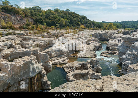 Les gens qui marchent le long de la rive de la rivière Cèze à cascades du Sautadet. Banque D'Images