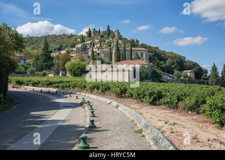 La Roque-sur-Cèze est un village pittoresque dans le Gard, France et est situé sur une colline surplombant la vallée. La rivière Cèze throu flux Banque D'Images