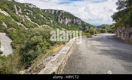 Route pavée entre les montagnes dans la province française de la région Rhône Alpes. Banque D'Images