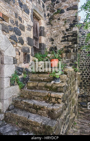 Escalier ancien en face de l'hôtel décoré avec des plantes en pots de fleurs. Banque D'Images