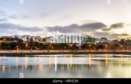 Coucher du soleil au-dessus de Rabat et de la rivière Sebou, Maroc Banque D'Images