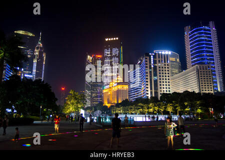 GUANGZHOU, CHINE - le 13 septembre 2016 : Guangzhou central moderne centre-ville avec des gens qui marchent dans le chemin lumineux, vision de nuit Banque D'Images