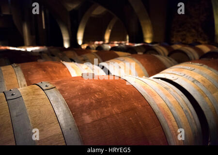 Un gros plan du chêne des tonneaux de vin en métal attaché à Mission Hill Winery à Kelowna, BC, Canada. Banque D'Images