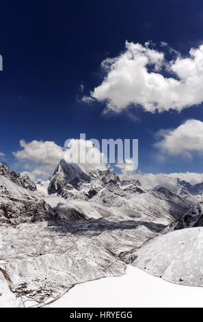 Village et Lac Gokyo vue depuis le sommet de Gokyo Ri dans la région de Khumbu au Népal, avec le pic de Glacier Ngozumpa le Cholatse et au-delà Banque D'Images