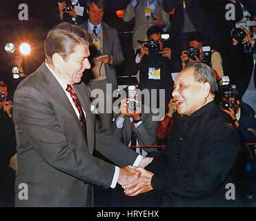 Du président américain Ronald Reagan à gauche avec Deng Xiaoping, Président du Comité consultatif du Parti communiste chinois, à Beijing, le 28 avril 1984. Banque D'Images