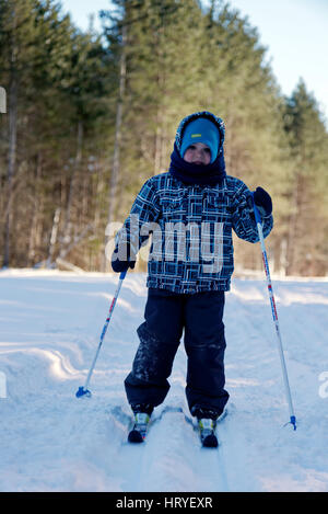 Un jeune garçon (4 ans) ski de fond Banque D'Images