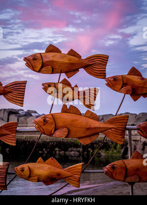 Steve Iredale, banc de poissons - Sculpteur sur bois à la tronçonneuse - Staithes Arts et Patrimoine Week-end 2016 Banque D'Images