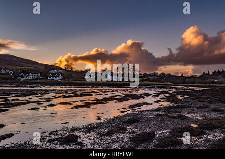 Coucher du soleil qui se reflète sur les nuages sur le Loch Portree, mars 2017, à la recherche de la rive par 'la' Portree, Isle of Skye, Scotland, UK Banque D'Images