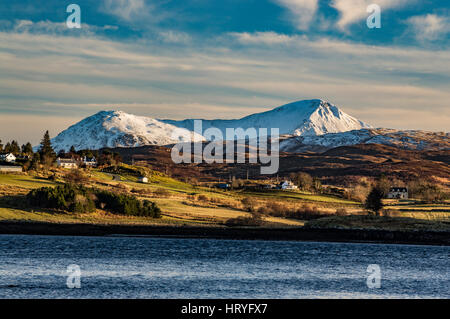 Avis de Glamaig, Red Cuillin Hills de Bayfield à Loch Portree, Isle of Skye, Scotland, sur un après-midi d'hiver. Banque D'Images