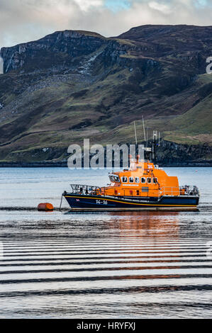 Sauvetage de Portree, RNLB Stanley Watson Barker, ancré dans le port de Portree, Isle of Scotland Banque D'Images