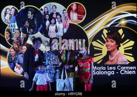 Aux Philippines. Le 05 Mar, 2017. Mère de l'artiste internationale / actrice Maria Carmen Lea Salonga - Chein ou localement connu sous le nom de Lea Salonga (2e de gauche) tout en recevant son prix de l'adolescence de Dynamic Company (DTC) par 2009 CNN Hero Efren Peñaflorida (1e de gauche) pour son appui continu sur l'organisation au SM Mall of Asia à Singapour le 6 mars 2017. Lea Salonga a été décerné pour son effort pour partager ses compétences à différents peuples. Credit : Gregorio B. Dantes Jr./Pacific Press/Alamy Live News Banque D'Images