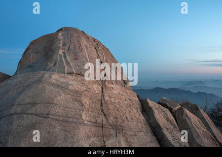 Flying rock à l'aube sur le sommet du tai Shan, province de Shandong, Chine Banque D'Images