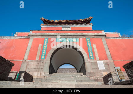 Le ciel du sud (nantianmen) porte sur le sommet du tai shan, Chine Banque D'Images