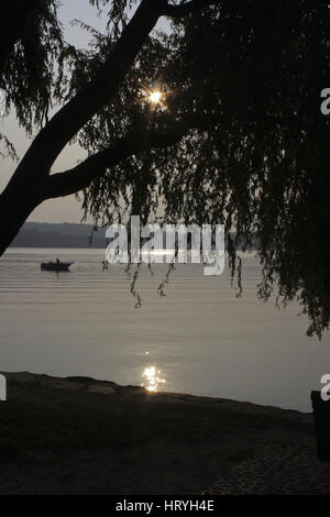 143 Tramonto sul lago di Viverone  = Coucher du soleil sur le lac de Viverone Banque D'Images