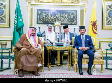 Bandar Seri Begawan, Brunei. 4e Mar, 2017. Le Brunei Sultan Haji Hassanal Bolkiah (1e R) se réunit, lors de la visite du roi saoudien Salman bin Abdul Aziz Al Saud (1re L) à l'Istana Nurul Iman palace à Bandar Seri Begawan, Brunei, le 4 mars 2017. Crédit : Jeffrey Wong/Xinhua/Alamy Live News Banque D'Images