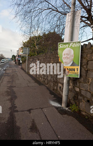 Falls Road, Belfast, Royaume-Uni. 5e mars 2017. Le Sinn Fein une affiche électorale des brûlures. Fra McCann Placard a été incendiée dans la Falls Road à Belfast. Emebers plastique chaud s'écouler de l'affiche. Credit : Bonzo/Alamy Live News Banque D'Images