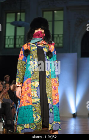 Paris, France, 04 mars 2017, Ellen Londres défilé d'Oxford Fashion Studio à la Fashion Week de Paris. ©Laurent Poinet/Alamy Live News Banque D'Images