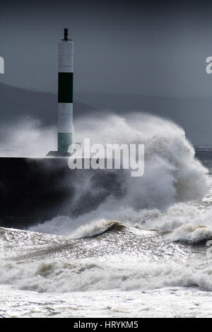 Aberystwyth, Pays de Galles, Royaume-Uni. 5 mars, 2017. Météo France : un jour de plus en plus de vents forts, et avec des prévisions de vent encore plus féroce dans la soirée avec la menace de la neige sur les reliefs montagneux, de hautes vagues batter le phare et de défense de la mer à Aberystwyth sur la côte ouest de la Baie de Cardigan au Pays de Galles Photo © Keith Morris / Alamy Live News Banque D'Images