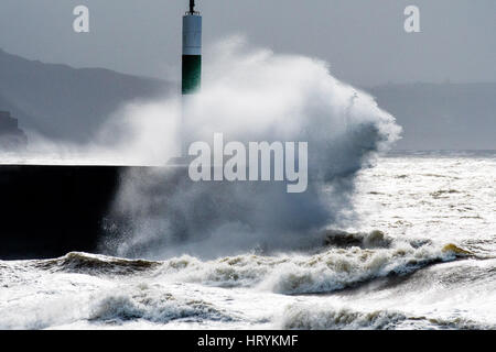 Aberystwyth, Pays de Galles, Royaume-Uni. 5 mars, 2017. Météo France : un jour de plus en plus de vents forts, et avec des prévisions de vent encore plus féroce dans la soirée avec la menace de la neige sur les reliefs montagneux, de hautes vagues batter le phare et de défense de la mer à Aberystwyth sur la côte ouest de la Baie de Cardigan au Pays de Galles Photo © Keith Morris / Alamy Live News Banque D'Images