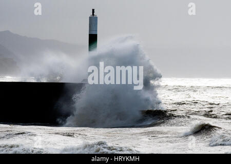 Aberystwyth, Pays de Galles, Royaume-Uni. 5 mars, 2017. Météo France : un jour de plus en plus de vents forts, et avec des prévisions de vent encore plus féroce dans la soirée avec la menace de la neige sur les reliefs montagneux, de hautes vagues batter le phare et de défense de la mer à Aberystwyth sur la côte ouest de la Baie de Cardigan au Pays de Galles Photo © Keith Morris / Alamy Live News Banque D'Images