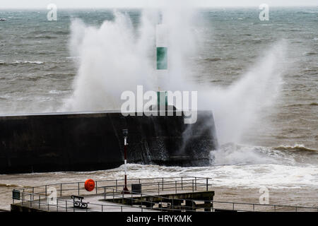 Aberystwyth, Pays de Galles, Royaume-Uni. 5 mars, 2017. Météo France : un jour de plus en plus de vents forts, et avec des prévisions de vent encore plus féroce dans la soirée avec la menace de la neige sur les reliefs montagneux, de hautes vagues batter le phare et de défense de la mer à Aberystwyth sur la côte ouest de la Baie de Cardigan au Pays de Galles Photo © Keith Morris / Alamy Live News Banque D'Images