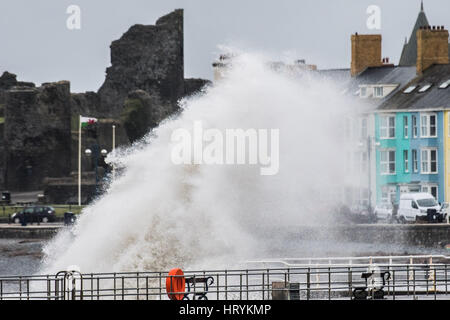 Aberystwyth, Pays de Galles, Royaume-Uni. 5 mars, 2017. Météo France : un jour de plus en plus de vents forts, et avec des prévisions de vent encore plus féroce dans la soirée avec la menace de la neige sur les reliefs montagneux, de hautes vagues batter la promenade et la mer défenses dans Aberystwyth, sur la côte ouest de la Baie de Cardigan au Pays de Galles Photo © Keith Morris / Alamy Live News Banque D'Images