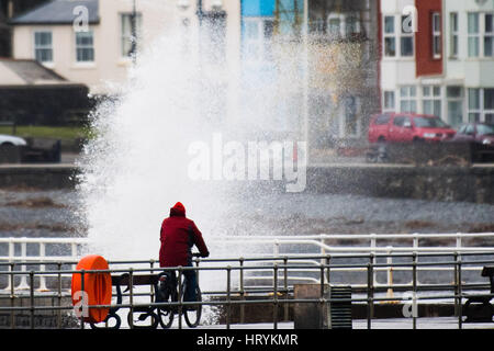 Aberystwyth, Pays de Galles, Royaume-Uni. 5 mars, 2017. Météo France : un jour de plus en plus de vents forts, et avec des prévisions de vent encore plus féroce dans la soirée avec la menace de la neige sur les reliefs montagneux, de hautes vagues batter la promenade et la mer défenses dans Aberystwyth, sur la côte ouest de la Baie de Cardigan au Pays de Galles Photo © Keith Morris / Alamy Live News Banque D'Images