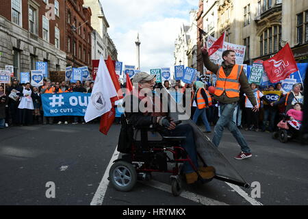 Londres, Royaume-Uni. 4e Mar, 2017. Les manifestants défilent dans le centre de Londres, lors d'une manifestation à l'appui de la NHS. Des milliers ont défilé devant le Parlement pour protester contre les compressions des dépenses, des fermetures d'hôpitaux et privitisaion du NHS. Credit : Akabei/Alamy Live News.