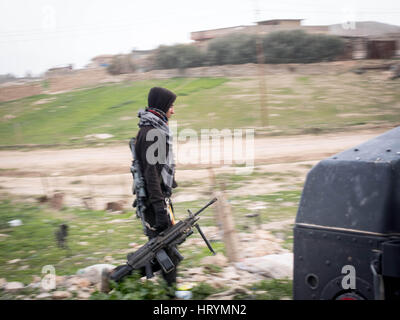 Athba, Ninive, de l'Iraq. Feb 27, 2017. Un soldat de la compagnie Alpha, Selahudeen bataillon, chargé de la mitrailleuse légère retour à ses quartiers dans Athba, Ninive, de l'Iraq après la journée de la mission est terminé, Feb 27, 2017. Le bataillon n'a pas voir l'action sur cette journée. Credit : Nish Nalbandian/ZUMA/Alamy Fil Live News Banque D'Images