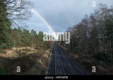 Ascot, UK. 5 mars, 2017. Double arc-en-ciel au-dessus de la ligne de chemin de fer en gare d'Ascot Crédit : Andrew Spiers/Alamy Live News Banque D'Images