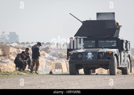 Mossoul, Ninive, de l'Iraq. Feb 27, 2017. Les membres du bataillon d'Selahudeen faire du thé à côté de la route, à une zone de transit dans la base militaire de Ghazlani pendant qu'ils attendent pour les commandes à l'assaut du Wadi Hajjar près de Mossoul, Feb 27, 2017. En ce jour, le bataillon a attendu à partir de 8h00 à 17h00 avant d'être ordonné à leur base dans Athba, à environ 8 milles à l'arrière. Credit : Nish Nalbandian/ZUMA/Alamy Fil Live News Banque D'Images