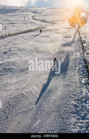 Nevis Range, Fort William, Scotland, UK. 4 mars, 2017. Profiter de la neige encore skieurs même si elle a été une mauvaise année dans les Highlands écossais jusqu'à présent cette saison Crédit : Kenny Ferguson/Alamy Live News Banque D'Images