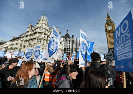 Londres, Royaume-Uni. 4e Mar, 2017. Les manifestants défilent devant le Parlement au cours d'une manifestation en faveur de la NHS. Des milliers ont défilé devant le Parlement pour protester contre les compressions des dépenses, des fermetures d'hôpitaux et privitisaion du NHS. Credit : Akabei/Alamy Live News. Banque D'Images