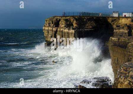 Portland Bill, Dorset, UK. 5e mars 2017. Météo britannique. Les grandes vagues de tempête crash à terre contre les falaises à Portland Bill dans le Dorset sur un après-midi de soleil, douches et des vents en rafales. Crédit photo : Graham Hunt/Alamy Live News Banque D'Images