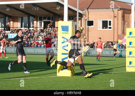 Newcastle Upon Tyne, Angleterre, 5 mars 2017. Vereniki Goneva de Newcastle dans l'exécution de marquer un essai contre les Sarrasins dans leur AVIVA Premiership match à Kingston Park, Newcastle upon Tyne. Crédit : Colin Edwards/Alamy Live News. Banque D'Images