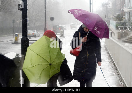 Londres, Royaume-Uni. 5 mars, 2017. Les Londoniens pris dans pluie torrentielle sur Albert Bridge le dimanche après-midi. Credit : JOHNNY ARMSTEAD/Alamy Live News Banque D'Images