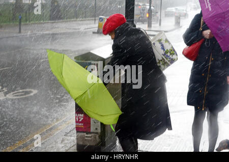 Londres, Royaume-Uni. 5 mars, 2017. Les Londoniens pris dans pluie torrentielle sur Albert Bridge le dimanche après-midi. Credit : JOHNNY ARMSTEAD/Alamy Live News Banque D'Images