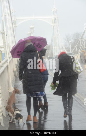 Londres, Royaume-Uni. 5 mars, 2017. Les Londoniens pris dans pluie torrentielle sur Albert Bridge le dimanche après-midi. Credit : JOHNNY ARMSTEAD/Alamy Live News Banque D'Images