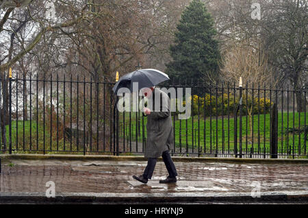 Londres, Royaume-Uni. 5 mars, 2017. Les Londoniens pris dans pluie torrentielle sur Albert Bridge le dimanche après-midi. Credit : JOHNNY ARMSTEAD/Alamy Live News Banque D'Images