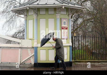 Londres, Royaume-Uni. 5 mars, 2017. Les Londoniens pris dans pluie torrentielle sur Albert Bridge le dimanche après-midi. Credit : JOHNNY ARMSTEAD/Alamy Live News Banque D'Images