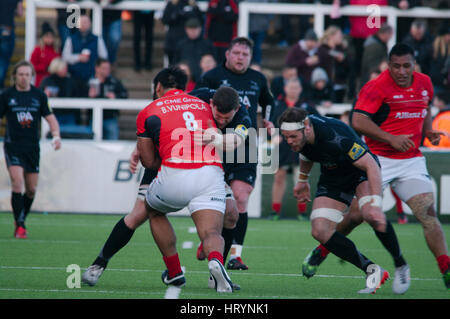 Newcastle Upon Tyne, Angleterre, 5 mars 2017. Billy Vunipola des Saracens est abordé au cours de leur match contre Newcastle Falcons dans leur Premiership AVIVA match à Kingston Park, Newcastle upon Tyne. Crédit : Colin Edwards/Alamy Live News. Banque D'Images