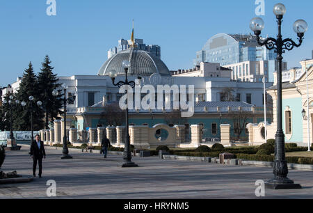 Kiev, Ukraine. 06Th Mar, 2017. Les passants passent devant le Parlement ukrainien à Kiev, Ukraine, 03 mars 2017. Photo : Bernd von Jutrczenka/dpa/Alamy Live News Banque D'Images