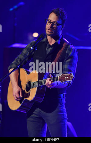 FORT LAUDERDALE, FL - MARS 04 : Amos Lee effectue au Parker Playhouse le 4 mars 2017 à Fort Lauderdale en Floride. Credit : mpi04/MediaPunch Banque D'Images