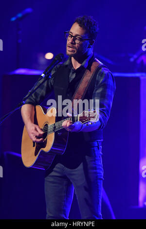 FORT LAUDERDALE, FL - MARS 04 : Amos Lee effectue au Parker Playhouse le 4 mars 2017 à Fort Lauderdale en Floride. Credit : mpi04/MediaPunch Banque D'Images