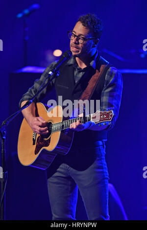 FORT LAUDERDALE, FL - MARS 04 : Amos Lee effectue au Parker Playhouse le 4 mars 2017 à Fort Lauderdale en Floride. Credit : mpi04/MediaPunch Banque D'Images