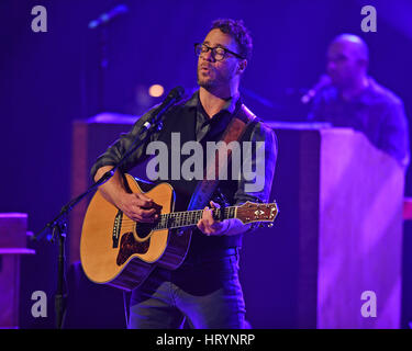 FORT LAUDERDALE, FL - MARS 04 : Amos Lee effectue au Parker Playhouse le 4 mars 2017 à Fort Lauderdale en Floride. Credit : mpi04/MediaPunch Banque D'Images