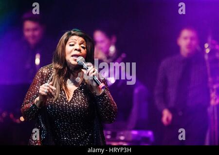 Hambourg, Allemagne. Le 05 Mar, 2017. Le chanteur de Kaïn à Hambourg, Allemagne, 05 mars 2017. Gloria Gaynor est devenu célèbre dans le monde en 1978 avec son tube "I will survive" Photo : Markus Scholz/dpa/Alamy Live News Banque D'Images